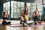 Yoga ist ein kodifizierter und philosophischer Ansatz, der Körper und Geist durch Körperübungen vereint und auf Meditation abzielt.